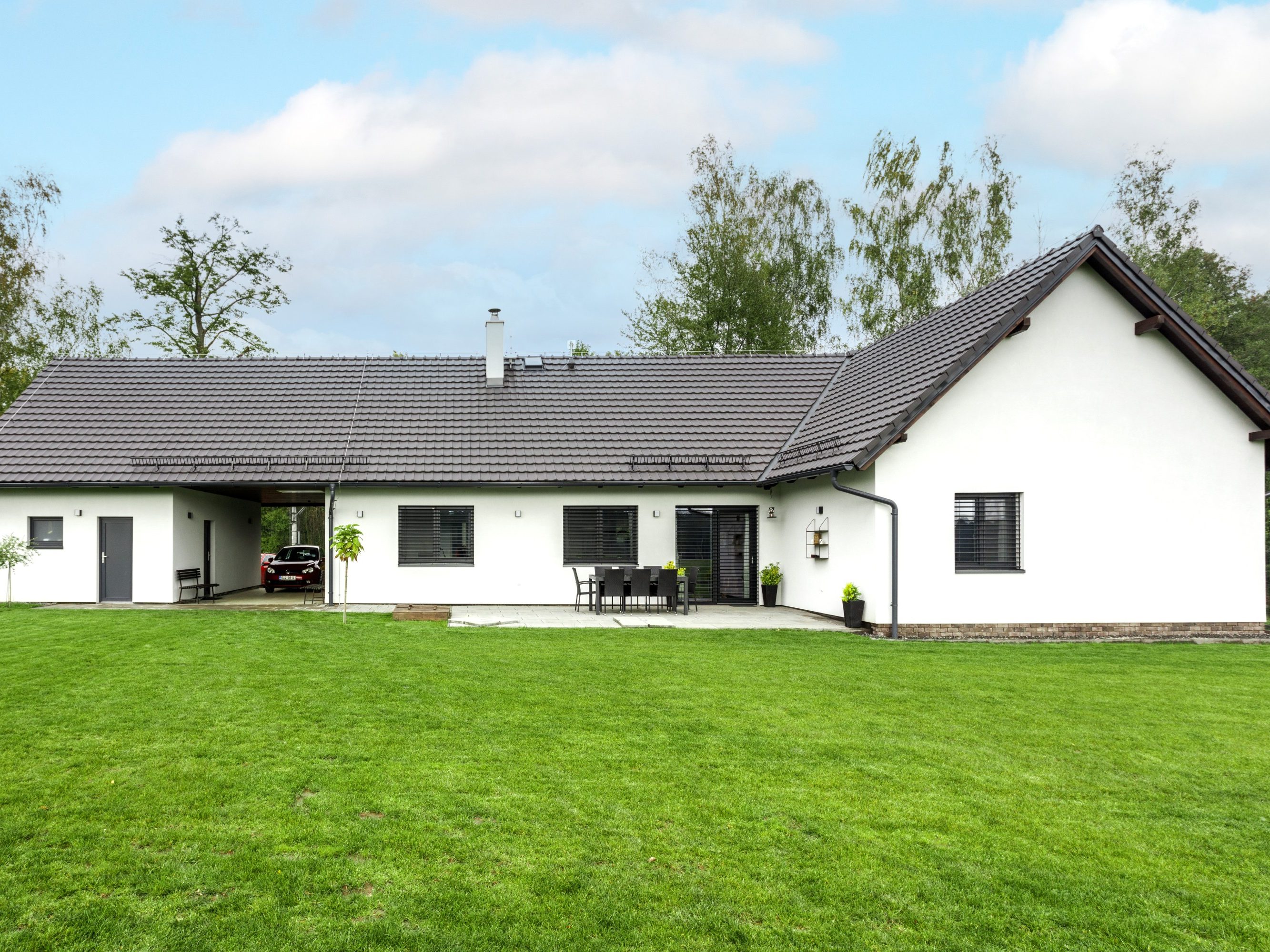 Reference rodinný dům Skalice 2020 - cihly Porotherm 38 T Profi, Porotherm 24 Profi, Porotherm 11,5 Profi, Porotherm 14 Profi a střešní tašky Tondach Stodo 12 engoba černá a lícové pásky Terca Pagus Grijs zwaart 