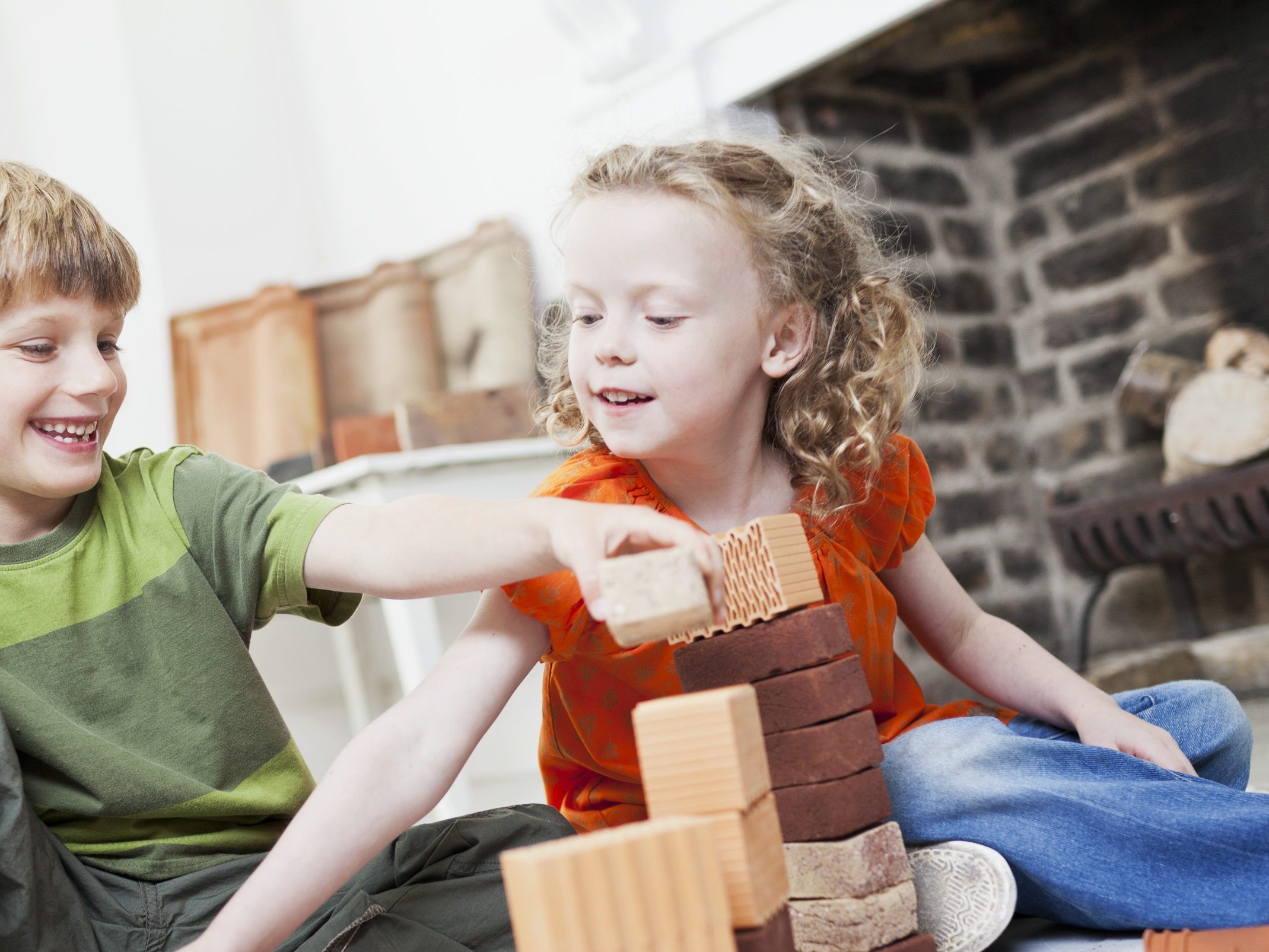 Dívka stavící s chlapcem věž z cihel | Zdravý domov