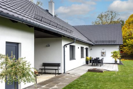Reference rodinný dům Skalice 2020 - cihly Porotherm 38 T Profi, Porotherm 24 Profi, Porotherm 11,5 Profi, Porotherm 14 Profi a střešní tašky Tondach Stodo 12 engoba černá a lícové pásky Terca Pagus Grijs zwaart