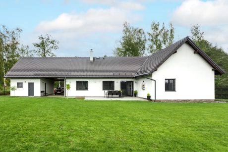 Reference rodinný dům Skalice 2020 - cihly Porotherm 38 T Profi, Porotherm 24 Profi, Porotherm 11,5 Profi, Porotherm 14 Profi a střešní tašky Tondach Stodo 12 engoba černá a lícové pásky Terca Pagus Grijs zwaart