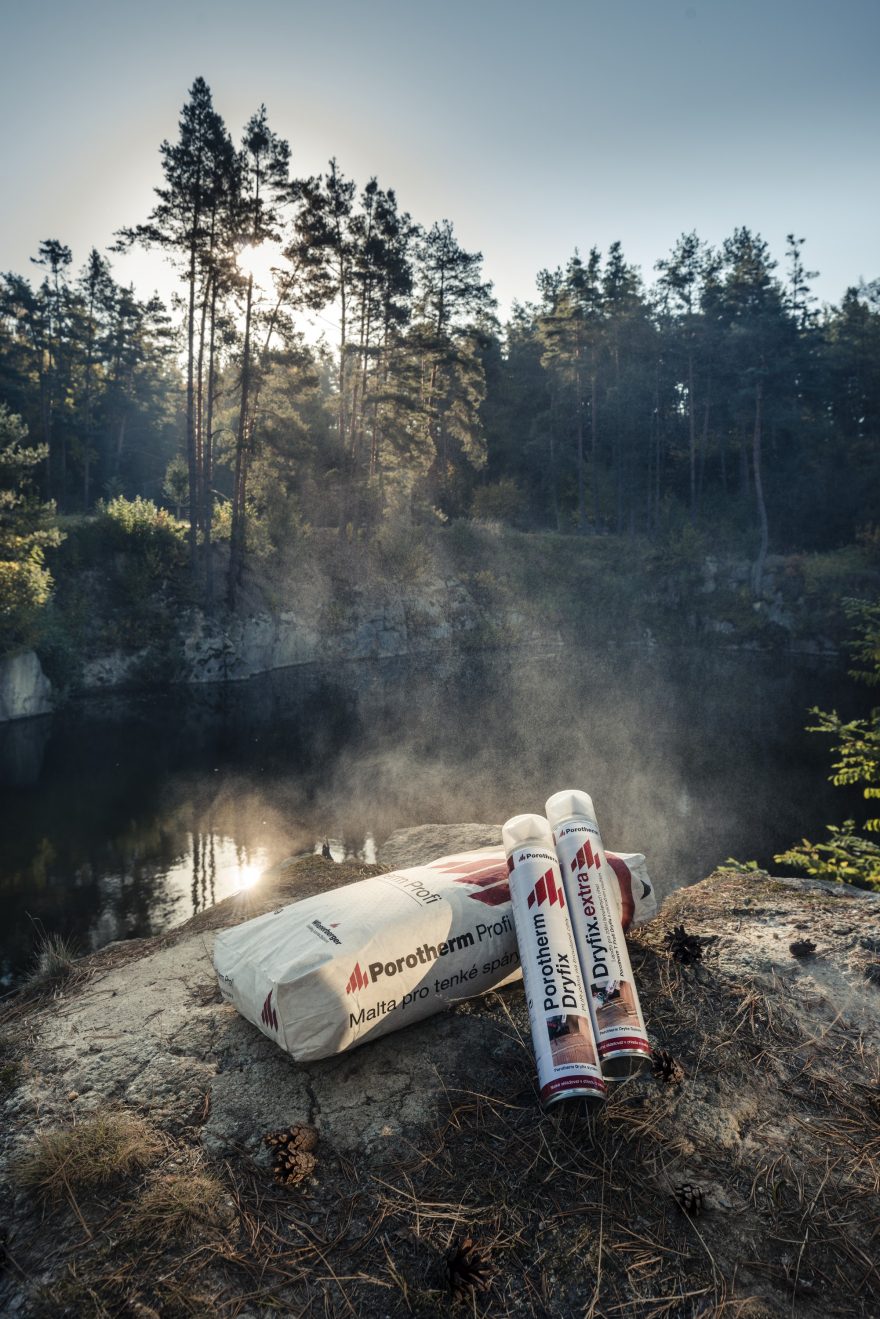 Fotografie produktů v přírodě v lese a u lomu - malta Porotherm Profi, zdicí pěna Porotherm Dryfix a lepidlo pro zdění Porotherm Dryfix.extra